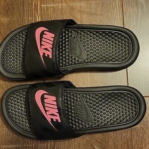 Close Out 🚨4 for$20(Bundle price)  EUC Nike slip size 6 women's